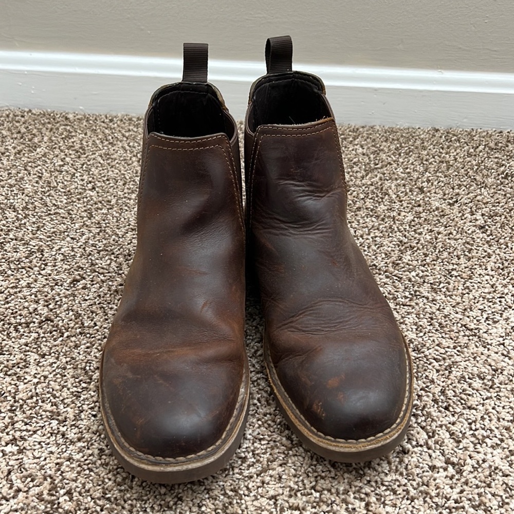Clarks men boot. Barely worn. Great condition